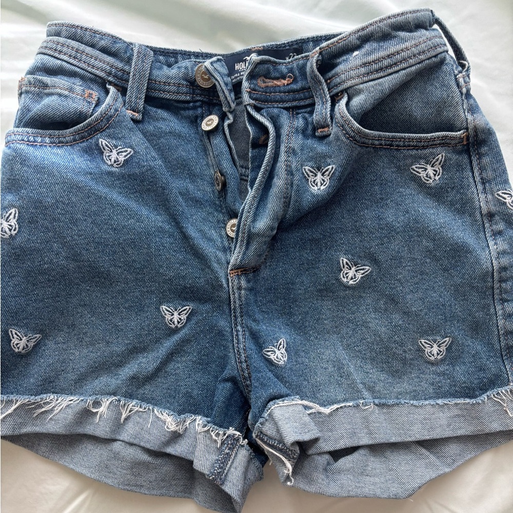 Super Cute Hollister Buttoned Butterfly Embroidered Summer Jean Shorts!🦋